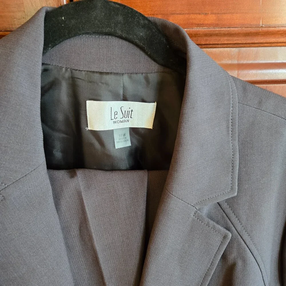 Le Suit Women's Pant Suit- New with tags - Picture 4 of 5